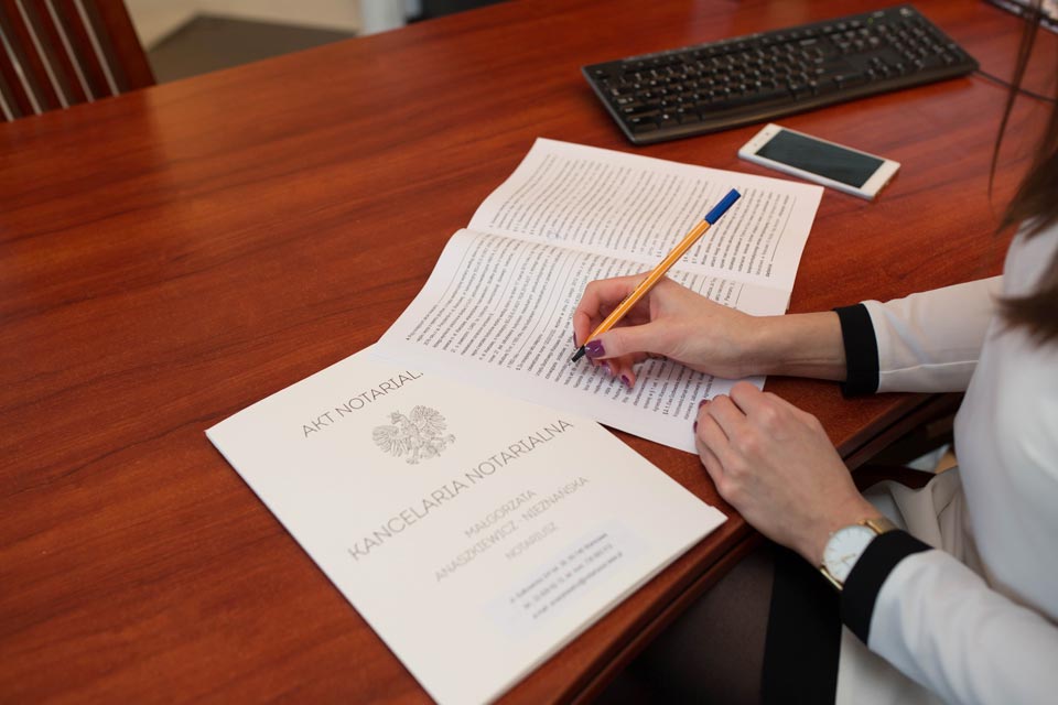 akt notarialny podpis